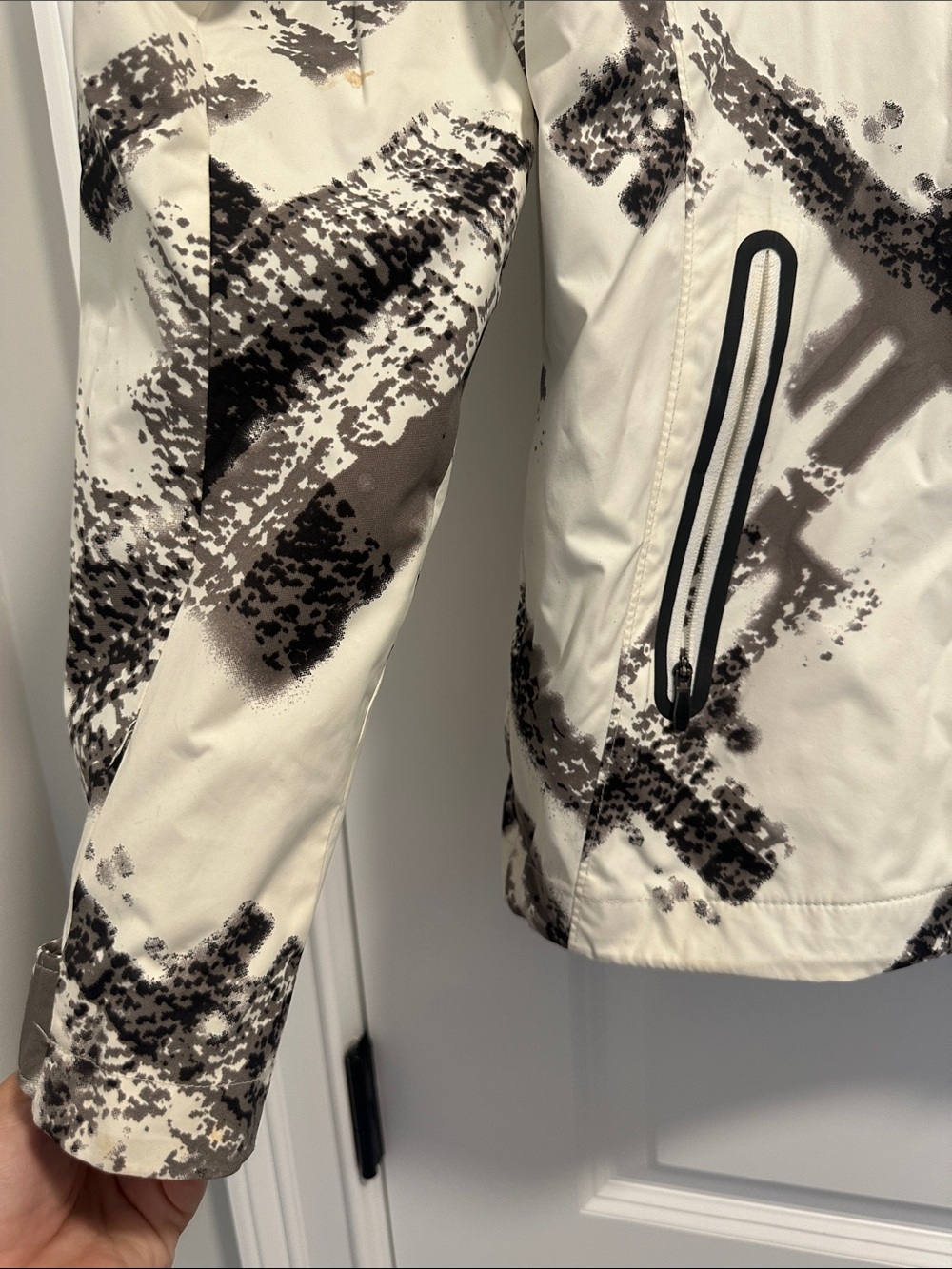 Columbia White Jacket with Black & Gray Abstract Pattern - Picture 5 of 6
